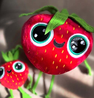 عروسک پولیشی طرح توتفرنگی فرنگیس در ۳سایز 🍓 كاربرد آویز کیف، جاکلیدی و دکور اتاق